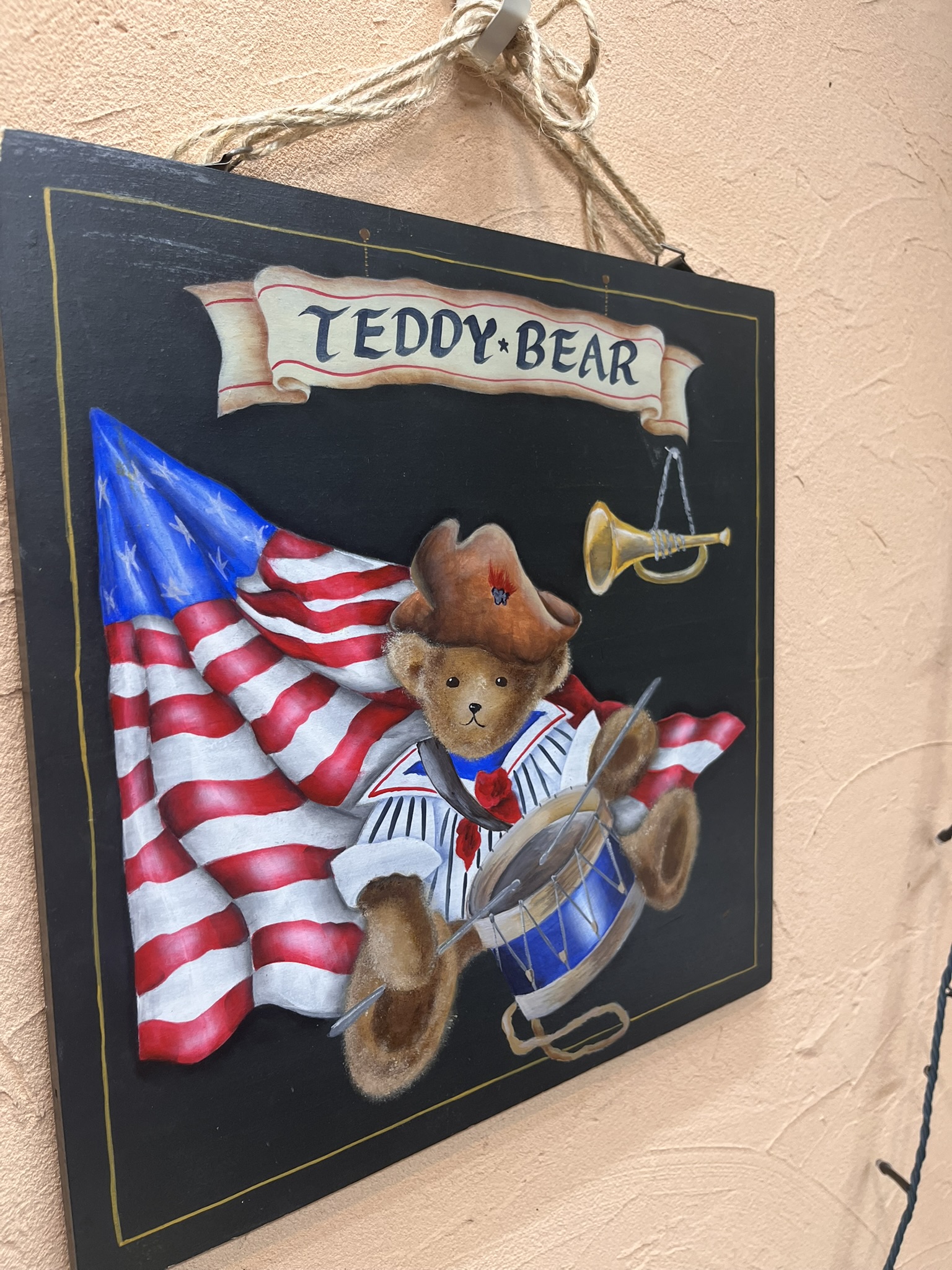 大河原理容店 店内のTEDDY BEARの看板